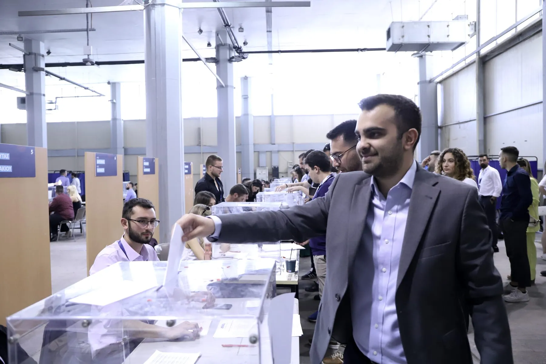 Ο Ορφέας Γεωργίου ψηφίζει στο 13ο Τακτικό Συνέδριο της ΟΝΝΕΔ «Ελλάδα 2030», Ιούνιος 2022.