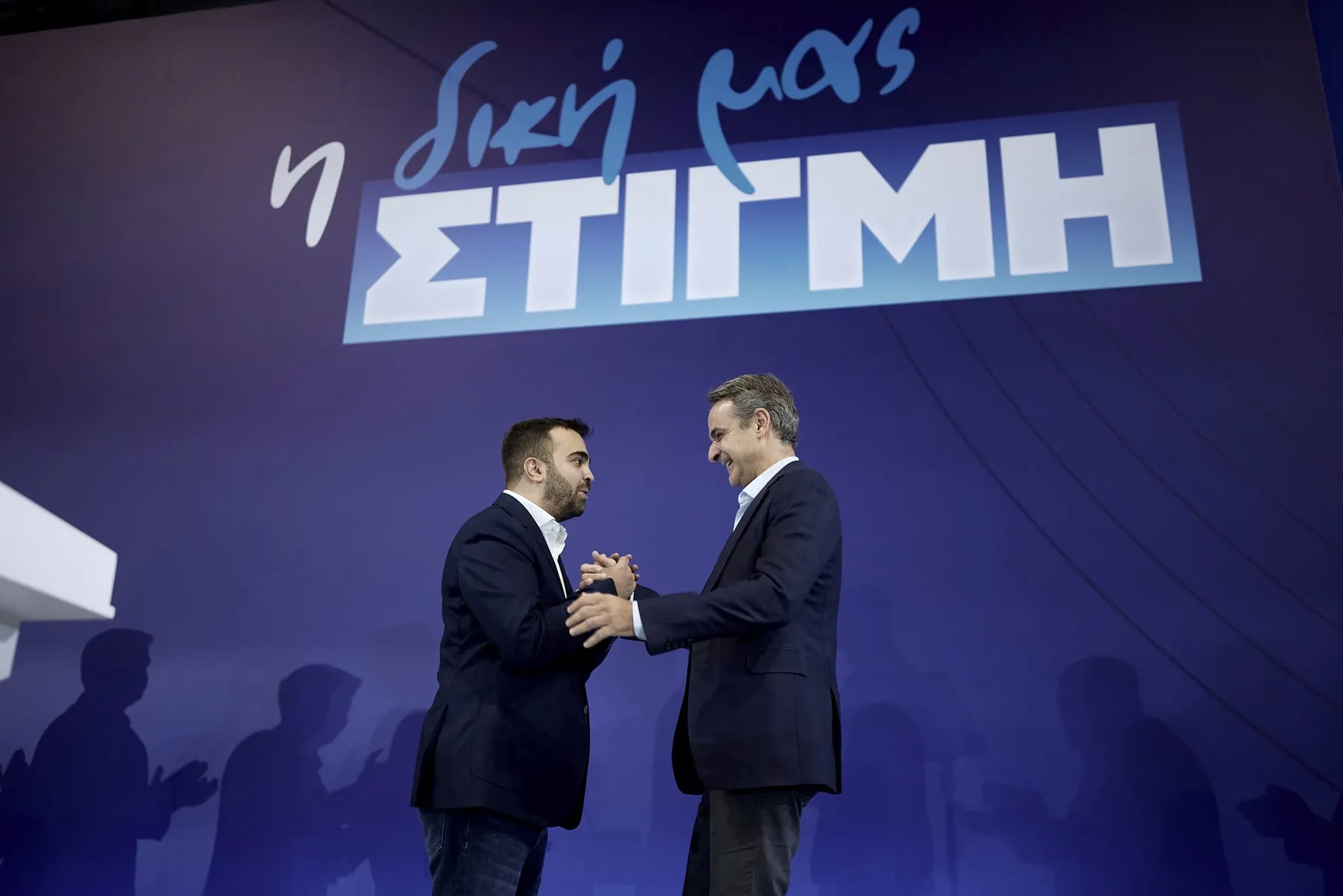 Ο Ορφέας Γεωργίου με τον πρωθυπουργό Κυριάκο Μητσοτάκη στη σκηνή του 14ου Τακτικού Συνεδρίου της ΟΝΝΕΔ, Οκτώβριος 2025.